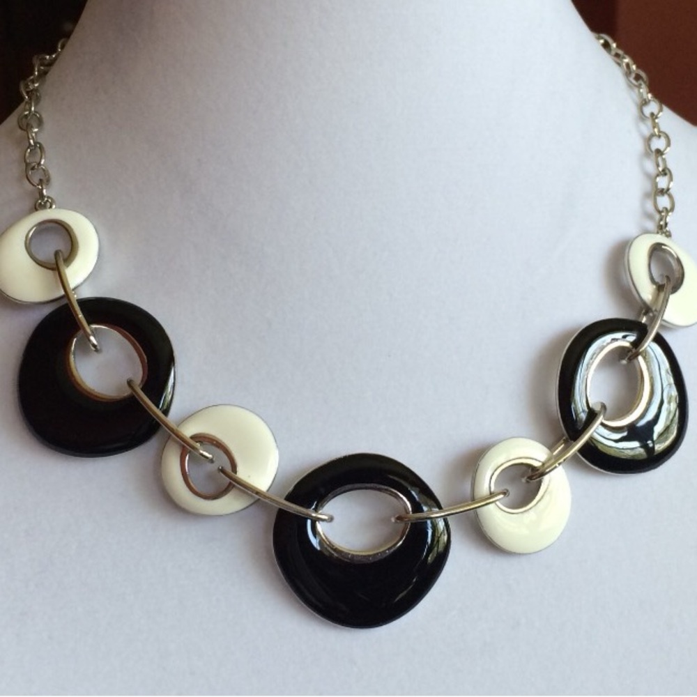 NWOT Premier Designs Black and Cream enamel Circle Necklace